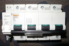 DISJONCTEUR TETRAPOLAIRE 80A