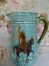 Pichet Barbotine Jeanne d'Arc " En Avant" fives Lilles 17,5cm haut 2 éclats 17,5