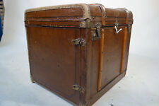 R345 Malle à chapeaux cintrée