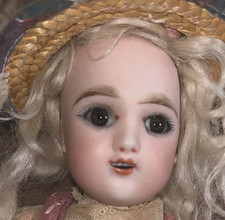 Rare jolie petite poupée