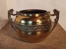 Joli et ancien cache - pot en laiton forme boule avec anses têtes de lions