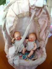 2 adorables poupons jumeaux dans leur berceau - 7 cm