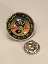 GROS PIN'S 2cm ASPECT Argenté Cobra Kai Srike Firt strik Hard No Mercy