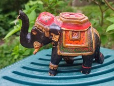 ÉLÉPHANT EN BOIS SCULPTÉ