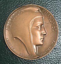 Médaille en Bronze. Marianne Par Coeffin. Offert par DESCOURS Sénateur. REF76665