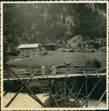 Suisse, Saint-Nicolas, Chalet et pont piétonnier, 1949, Vintage silver print Vin