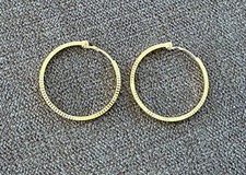 Boucles d'oreilles créoles striées en or massif 18 carats