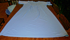 chemise de nuit bleu ciel (Damart)  manches courtes plastron petits plis T 48 BE