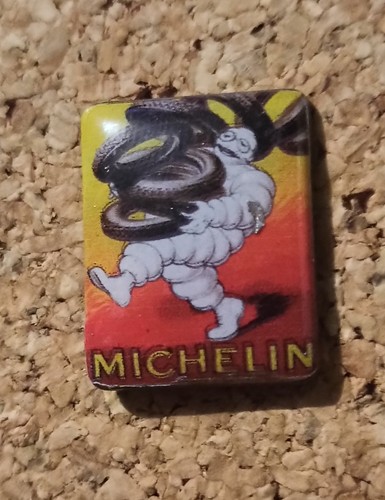 Pin bonhomme michelin pneu - pin's,