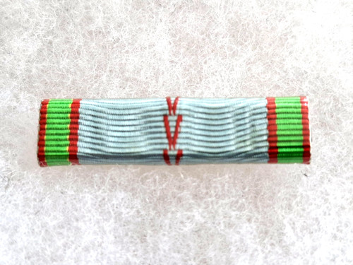 Une barrette médaille - de,