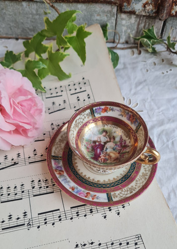 Ancienne tasse sous - et,