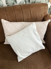 Lot de deux coussins déhoussables tons claires Maisons du monde et IKEA