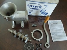 Hachoir à viande manuel Emyg à fixer sur une table. n° 22 en bon état