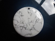 Pendentif en jaspe Rond Blanc marbré de gris 5 cm 39 grammes N° 2412