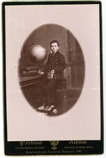 PHOTO CABINET carte Pannelier Paris, un élève en uniforme mappemonde livres
