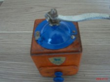 A SAISIR CE RARE ET  ANCIEN  PETIT MOULIN  A POIVRE  CUBIQUE DE MARQUE  PEUGEOT"