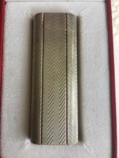 UN BRIQUET A GAZ CARTIER LES MUST couleur Argent numéroté avec boite
