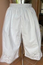 culotte fendue ancienne avec très jolie broderie bas de jambe