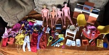 Grande Lot De Barbie Et Autres Accessoires Poupées Vêtements Cuisine Vintage