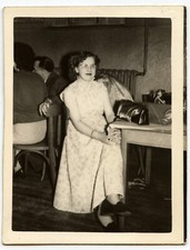 Portrait femme assise chaise