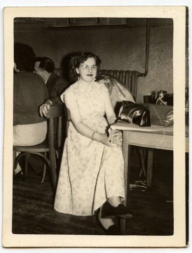 Portrait femme assise chaise