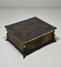 Boîte en métal doré