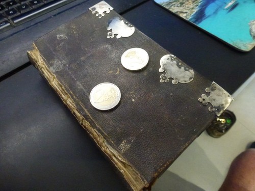 Livre heures dédièes aux - livre,