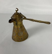 Jolie petite Cafetière antique en laiton aux motifs arabes