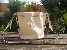 Elégant Sac à main Blanc en bondoulière de la marque Armani jeans