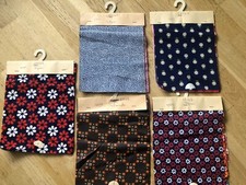 5 échantillons de tissus imprimés avec leurs gammes des années 1970