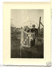Deux hommes au portillon - photo argentique ancienne an.1950