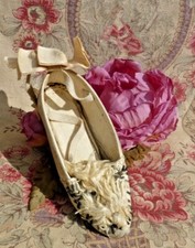 ANCIENNE CHAUSSURE seule cuir brodé pour ENFANT ou POUPÉE ANCIENNE XIXe