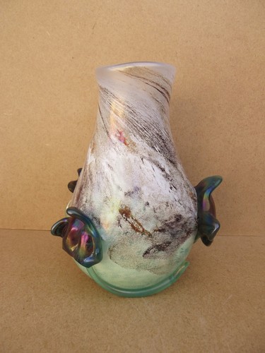 Ancien vase non - ancien, signé