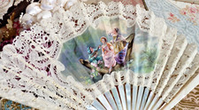 ANCIEN ÉVENTAIL DENTELLE de LUXEUIL et NACRE à décor de scène galante vers 1900