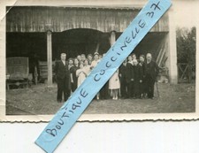 PHoto de famille Pour le véhicule automobile ancien sous le hangar Carriole
