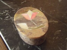 boîte à pilules en marbre avec fleur nacré 