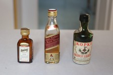 Lot de trois mignonnettes non descellées : Cointreau, Johnnie Walker,  Porto.