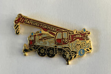 110 -  Pin's CAMION TRUCK SAPEURS POMPIERS GRUE LEVAGE DEPANNEUSE FEUERWEHR