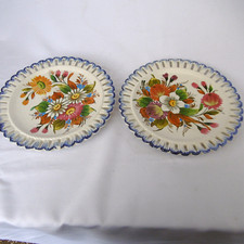 2 assiettes murales ajourées