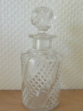 Grand Flacon en cristal de BACCARAT modèle Serpentine nécessaire de toilette. 