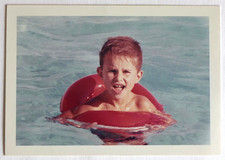 Garçon piscine bouée couleurs - Photo vintage snapshot c. 1970 ?