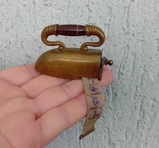 ANCIEN METRE RUBAN de couturière en forme - fer à repasser, Laiton