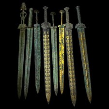 LOT DE 8 anciennes épées