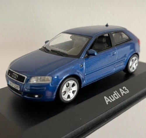 Audi bleue 2003 - 2003, minichamps
