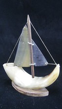 Petit voilier / bateau en corne de bovin ancien