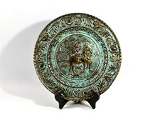 ASSIETTE ANCIENNE EN LAITON REPOUSSE, style Napoléon III, décor cheval