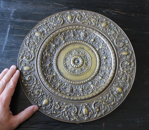 Ancien plat decoratif rond - plat, en