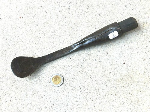 Old tool outil - ),