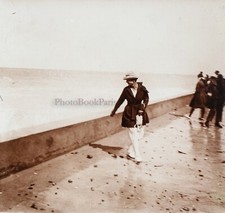 Femme en regardant les vagues