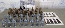 Ensemble de 32 figurines